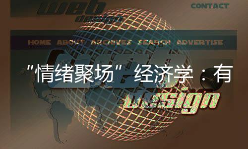 游客在丽江古城内观赏