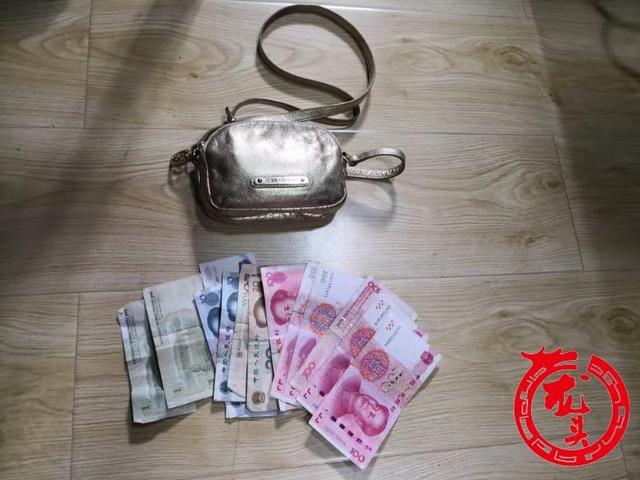 女子过安检竟落下装有2.5万元现金包