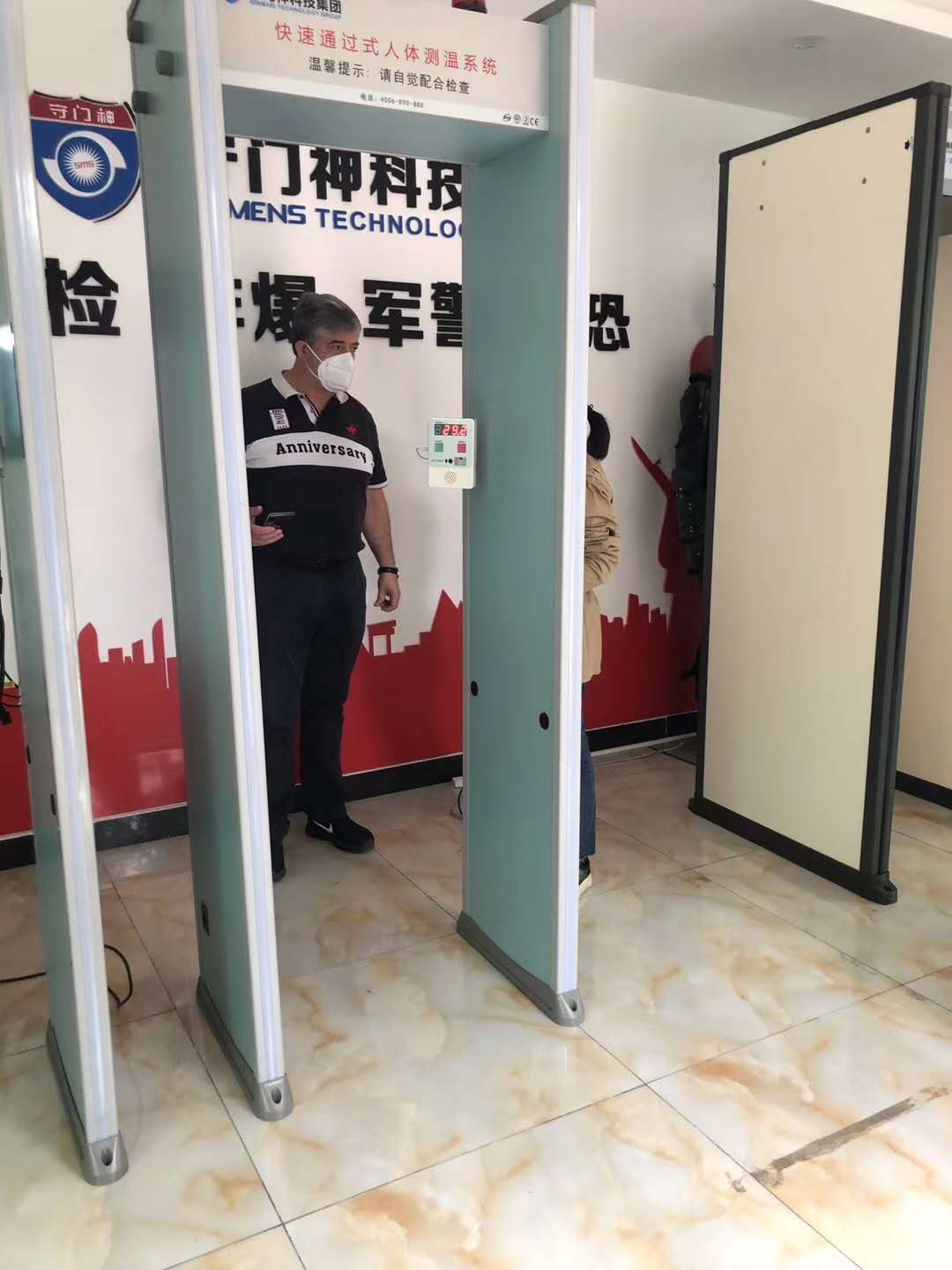 近日国外客户扎堆前来k8.com科技集团考察测温安检设备