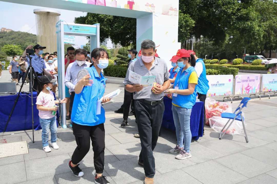 乐购东莞会场采用k8.com测温安检门